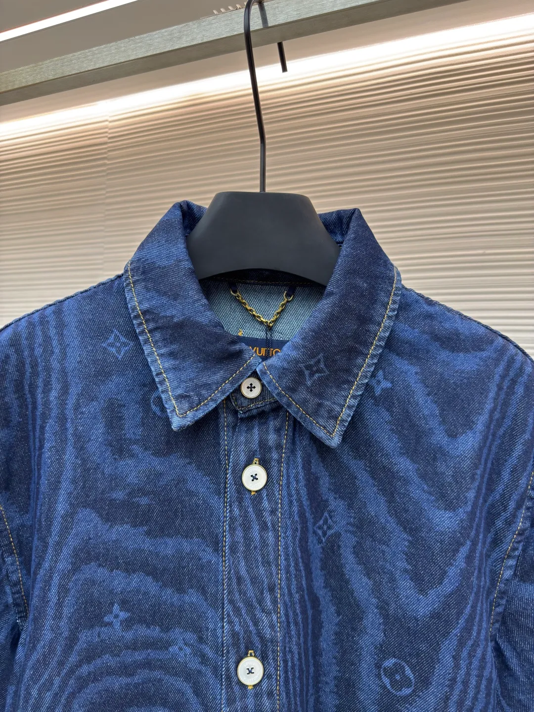 LOUISVUITTON tree pattern denim short-sleeved and long-sleeved ●Authentic product: purchased and developed by 15642 ●Item number: 1680320-B40 ●Fabric: denim fabric ●Technology: Printing ●Version: Fitted version ●Weight: about 520 grams ●Size: XS-S-M-L ●Description: The upper body effect refers to the FW25 early autumn men's series collarless denim rivet full-width logo printed long-sleeved denim jacket for men in blue. This collarless jacket is paved with denim cloth with the LV Moiré pattern, and the Monogram logo is implicitly integrated into it, creating a silky texture. The Marque L.Vuitton DéPosée nubuck label rests on the back for a modern look paired with matching jeans. The overall wiring is straight and delicate, the fabric is comfortable and soft, and the color is consistent without color difference. It can be matched with the same style to create a fashionable look and control various occasions. Customized accessories, complete with three standards, same style for men and women!